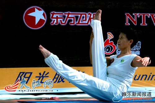 67岁的南昌“瑜伽奶奶”正在表演高难度瑜伽动作