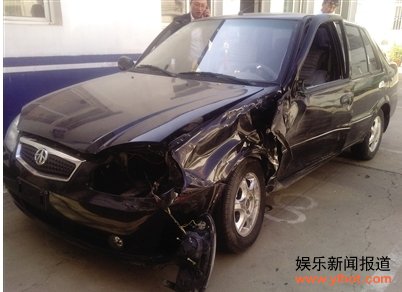 奔驰车主殴打挡路车司机:开个破夏利,不想活了