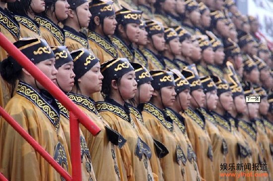 河南中学生停课淋雨参加官方祭比干活动引不满(图) 河南中学生停课淋雨参加官方祭比干活动引不满(图)